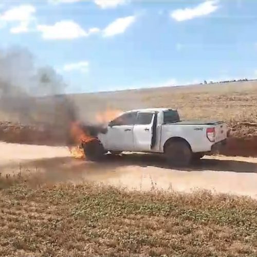 Caminhonete pega fogo e fica destruída em Carambeí