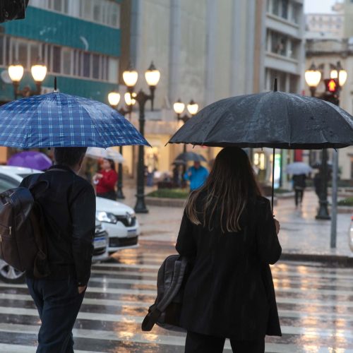 Vento, chuva e queda nas temperaturas: frente fria começa a atravessar o Paraná