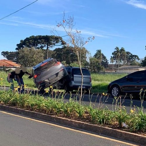 Carro sobe em outro em acidente na Avenida do Ouro em Carambeí