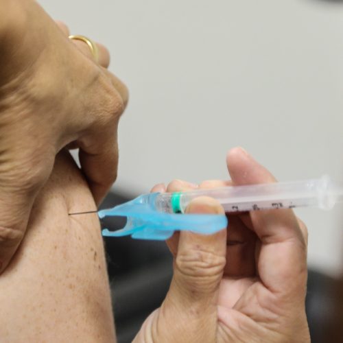 Paraná divulga números da gripe e reforça a prevenção. A vacinação contra a gripe terminou em 31 de maio  para o público-alvo da campanha. O saldo de doses está disponível para toda a população a partir de 03/06. A secretaria estadual segue orientação do Ministério da Saúde de atingir 90% de cobertura vacinal.
   Curitiba, 06/06/2019 -  Foto: Gilson Abreu/ANPr