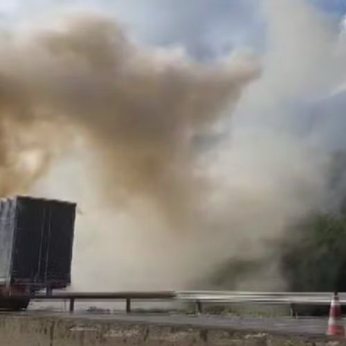 Carreta pega fogo e bloqueia totalmente a BR-376