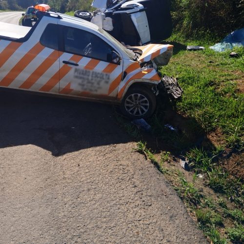 Colisão frontal entre duas picapes deixa motoristas feridos na PR-151