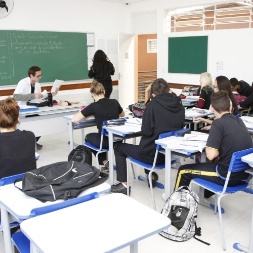 Reajuste salarial dos professores da rede estadual do Paraná é sancionado