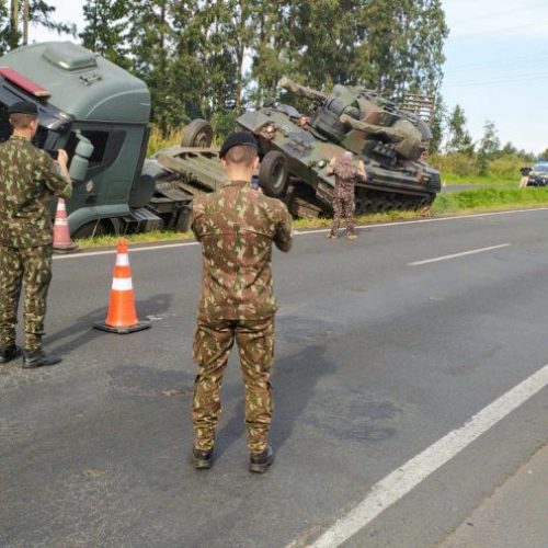 Caminhão do Exército que transportava blindado sai de pista na região