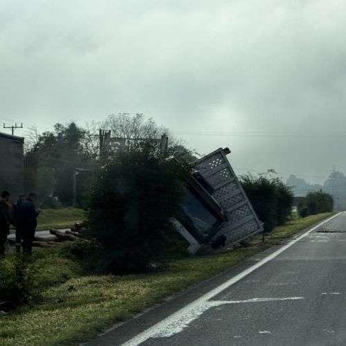 Caminhão tomba na PR-151, em Carambeí, e interdita faixa da pista