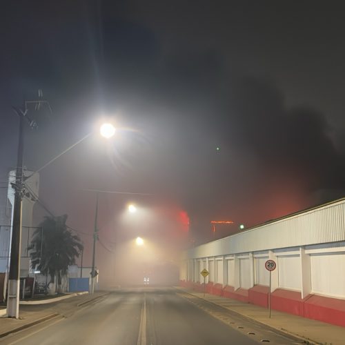 Incêndio de grandes proporções atinge unidade da BRF em Carambeí