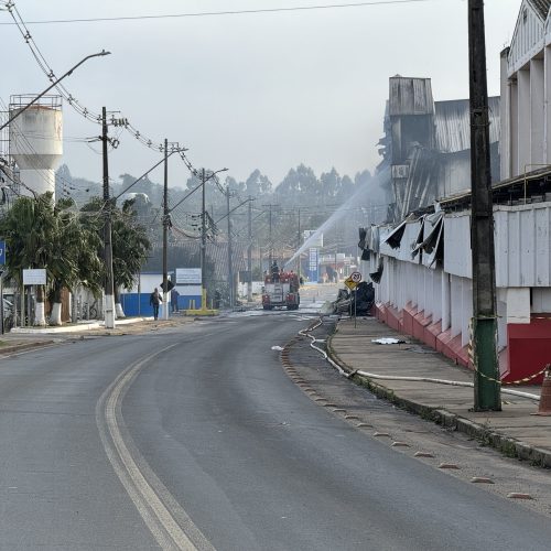 Aulas canceladas no Colégio Júlia Wanderley e na Escola Geralda Harms devido a incêndio na BRF de Carambeí