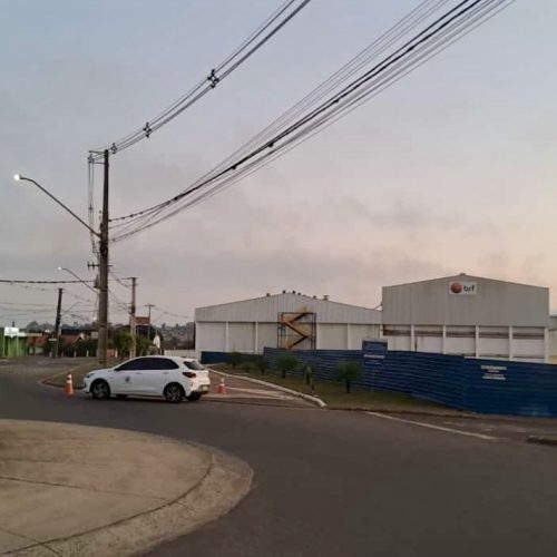 Trânsito na Avenida dos Pioneiros é bloqueado para rescaldo de incêndio