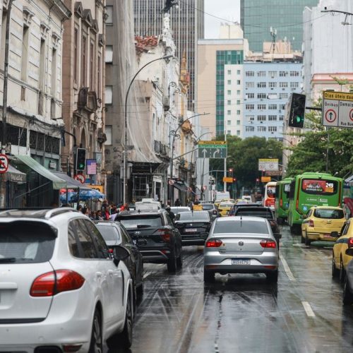 Adesivo eleitoral no carro pode levar à perda do seguro; entenda a regra