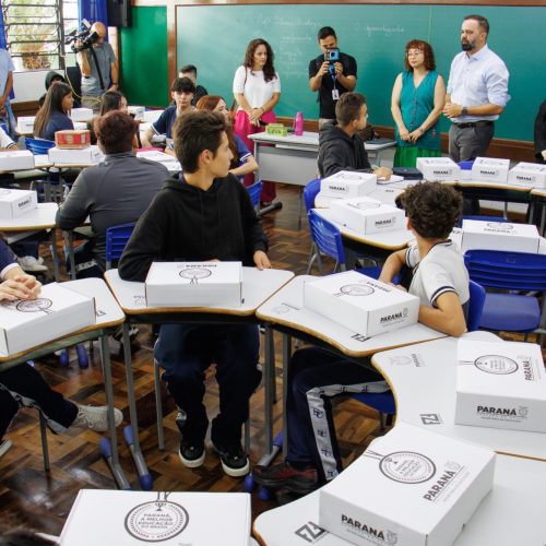 Mais aulas de matemática, IA e novos professores: volta às aulas tem novidades no Paraná