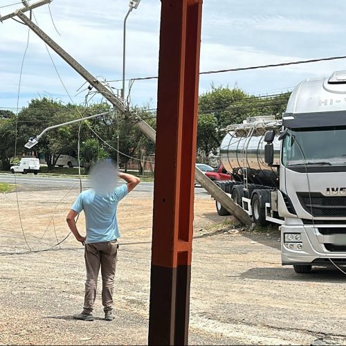 Acidente com caminhão causa interrupção de energia em bairros de Carambeí