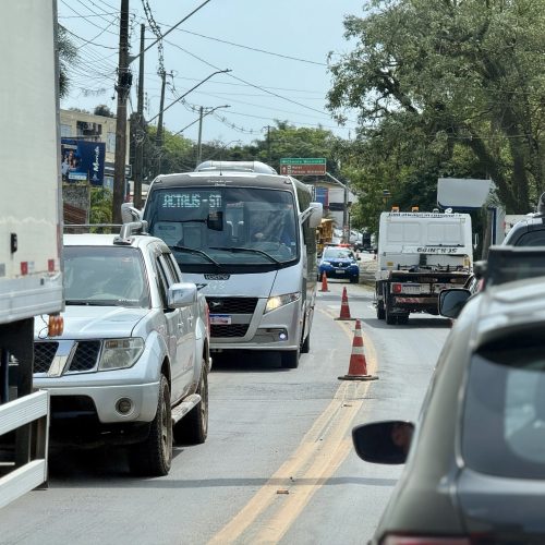 Secretaria de Obras realiza pintura de faixas em vias de Carambeí