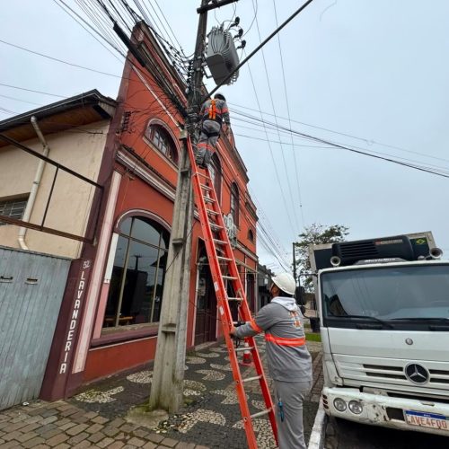 Prefeitura e Copel iniciam força-tarefa para&nbsp;retirar cabos irregulares das ruas de Castro