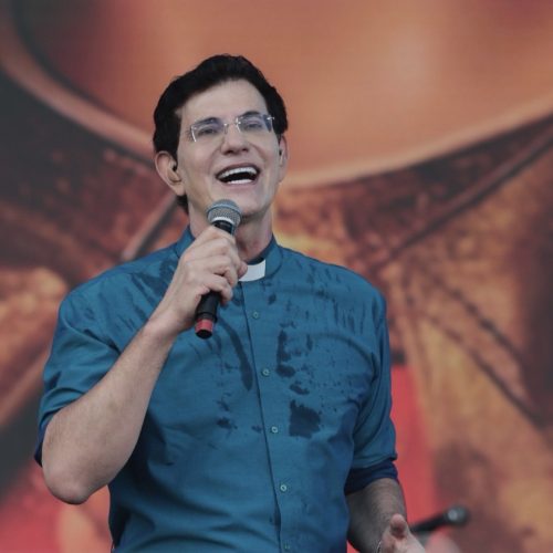 Padre Reginaldo Manzotti reúne 38 mil pessoas no último domingo do Verão Maior Paraná