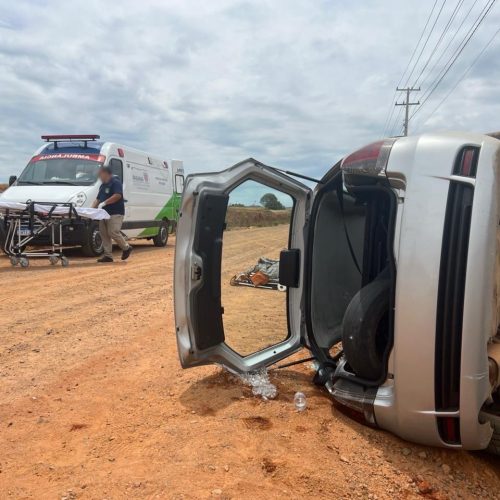 Carro tomba na estrada do São João em Carambeí e deixa cinco jovens feridos