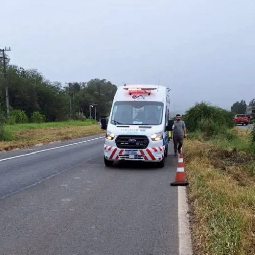 Motorista perde controle de carro e capota na PR-151