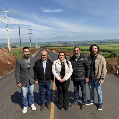 Secretário da Agricultura do Paraná visita obra de pavimentação em Carambeí