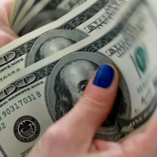 Dólar cai para R$ 5,56 com possível recuo em tarifaço nos EUA