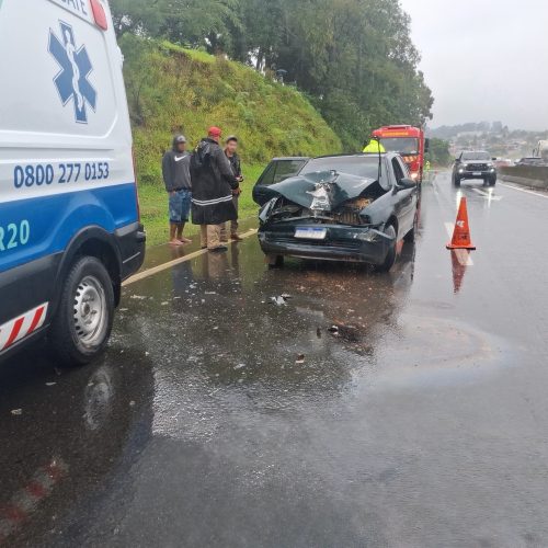 Adolescente fica ferido após colisão traseira entre carro e caminhão na PR-151
