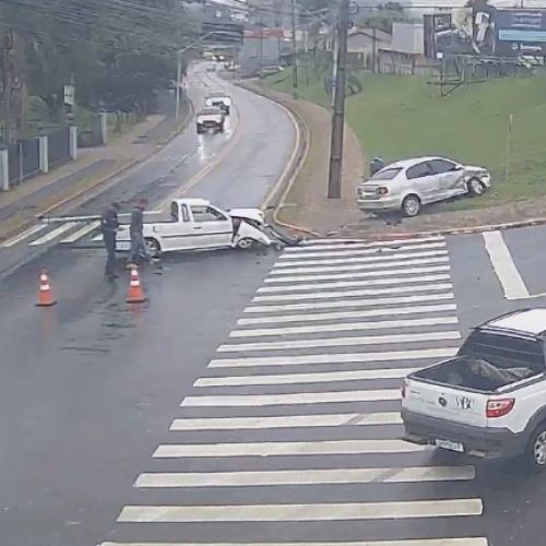 VÍDEO: Colisão em cruzamento movimentado mobiliza Detransede em Carambeí