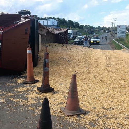 Caminhão com carga de milho tomba na BR-376 e interdita pista