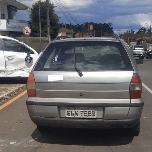 Carro capota após colisão em cruzamento de Carambeí