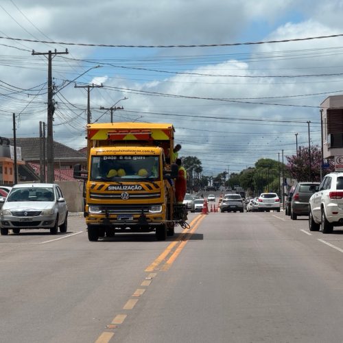 Pintura de faixas reforça segurança viária na Avenida das Flores, em Carambeí
