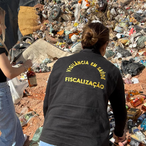 Cerca de 200 garrafas de bebida alcoólica apreendidas por irregularidades são descartadas na região