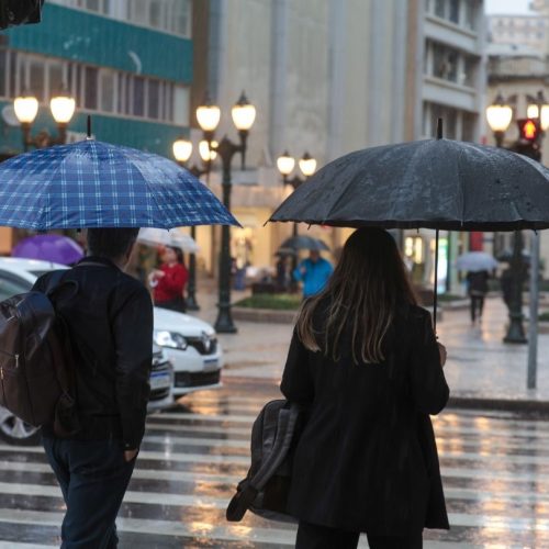 Alerta de tempestade atinge quatro estados neste sábado (15)
