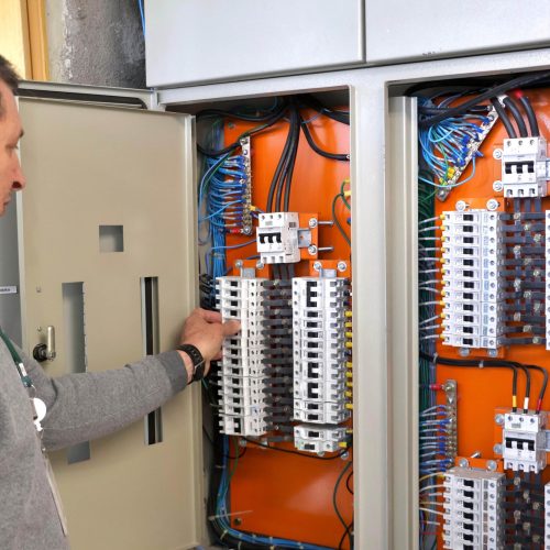 Corpo de Bombeiros alerta para riscos de choques elétricos e orienta sobre segurança