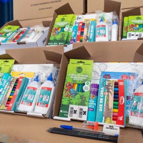Alunos das Apaes do Paraná começam a receber kits com materiais escolares
