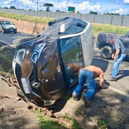 Tombamento de carro mobiliza equipes de trânsito em Carambeí