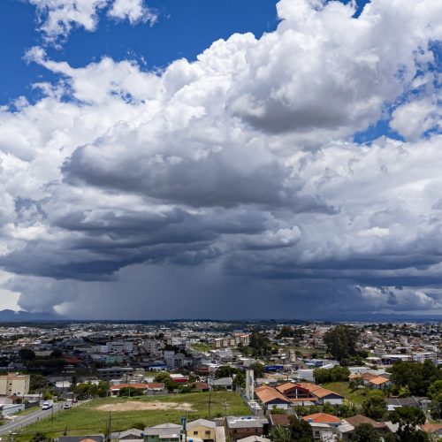 Nova frente fria marca o retorno das tempestades ao Paraná, prevê o Simepar