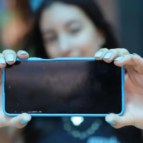 Uso de internet por adolescentes nas escolas cai de 51% para 37%