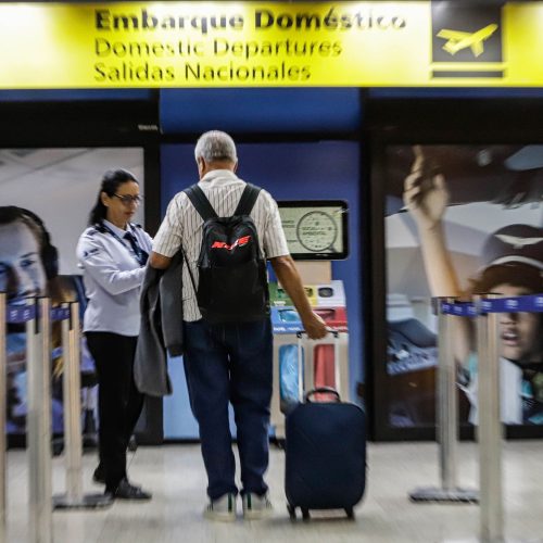 Estado e Anvisa levam vacinação a aeroportos do Paraná com foco na Copa