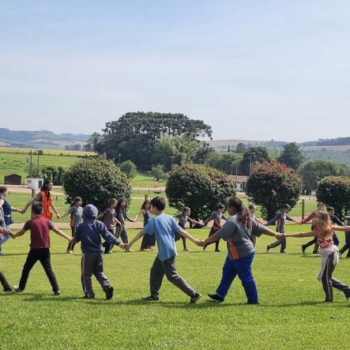 Alunos da Escola Geralda Harms participam da abertura da exposição “Memórias da Infância” no Museu Parque Histórico de Carambeí