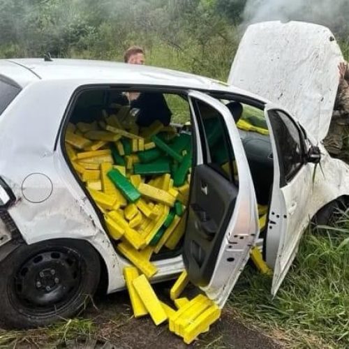 Adolescente capota carro com drogas em perseguição policial