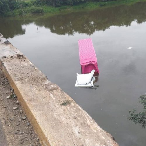 Motorista perde controle da direção e caminhão cai em rio no Paraná