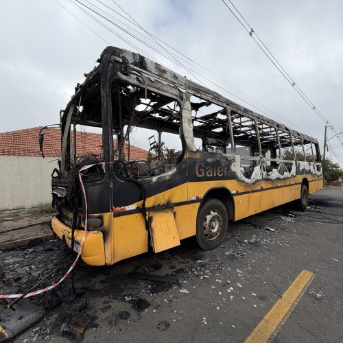 Polícia Civil de Carambeí trata incêndio em ônibus como suspeita de ação criminosa