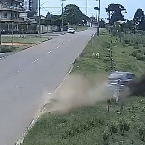 VÍDEO: Carro invade terreno em alta velocidade no bairro Imigrantes, em Carambeí