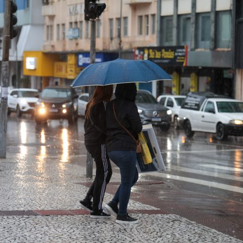 Frente fria e sistema de baixa pressão deixam a semana chuvosa no Paraná