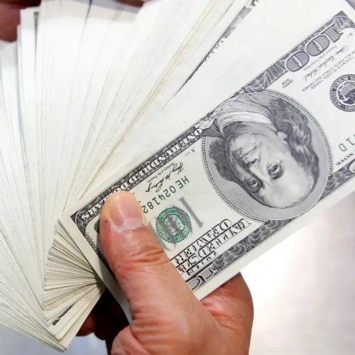 Dólar sobe para R$ 5,58 com agravamento de tensões com EUA