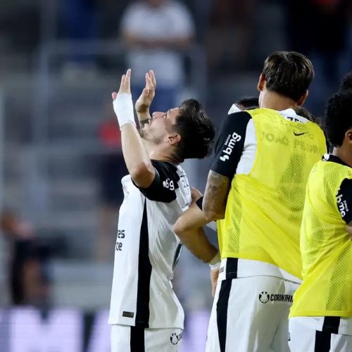 Corinthians é eficiente e derrota Athletico na Arena da Baixada