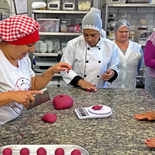 Alimentação saudável: Governo capacita 2 mil merendeiras da rede estadual de ensino