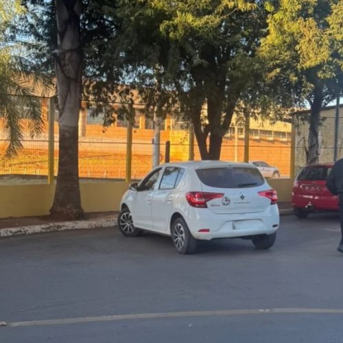Aluna chega dirigindo para prova do Detran e é multada em R$ 880,40