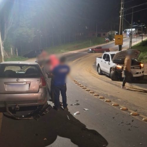 Acidente entre veículos provoca interdição na Rua da Campina, em Carambeí