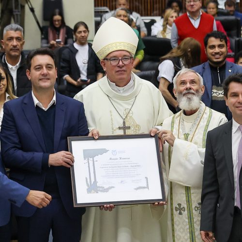 Ratinho Junior participa de homenagem a lideranças católicas na Alep