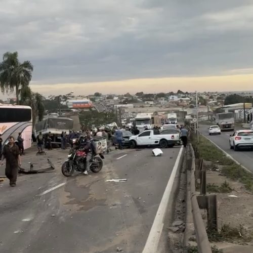 Acidente com caminhão deixa rastro de destruição e mobiliza resgate