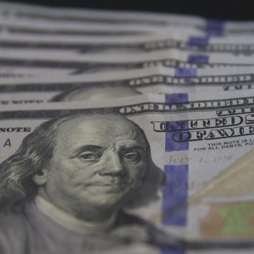 Dólar fecha em R$ 5,16 e atinge menor valor em 20 meses