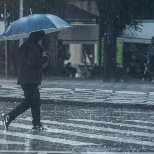Inmet emite alerta vermelho de acumulado de chuva no Paraná